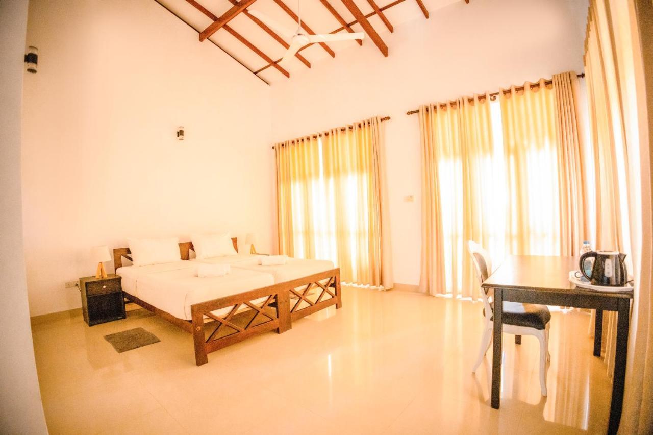 Lankahuts Villa Negombo Exteriör bild